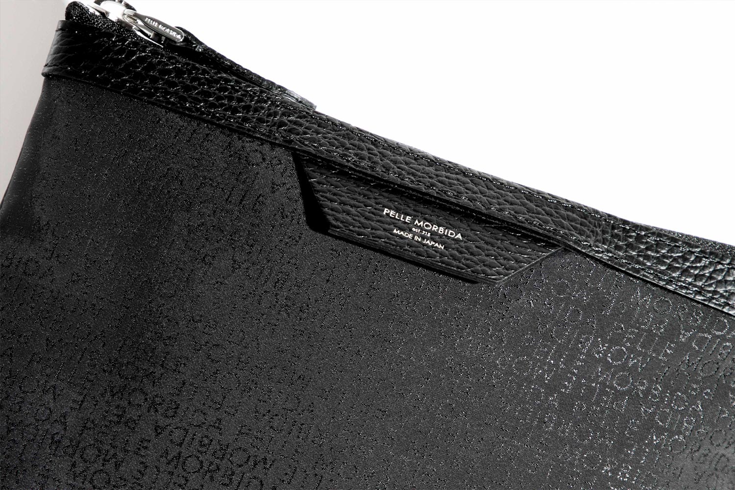 オリジナルナイロンを使用したポーチが販売開始